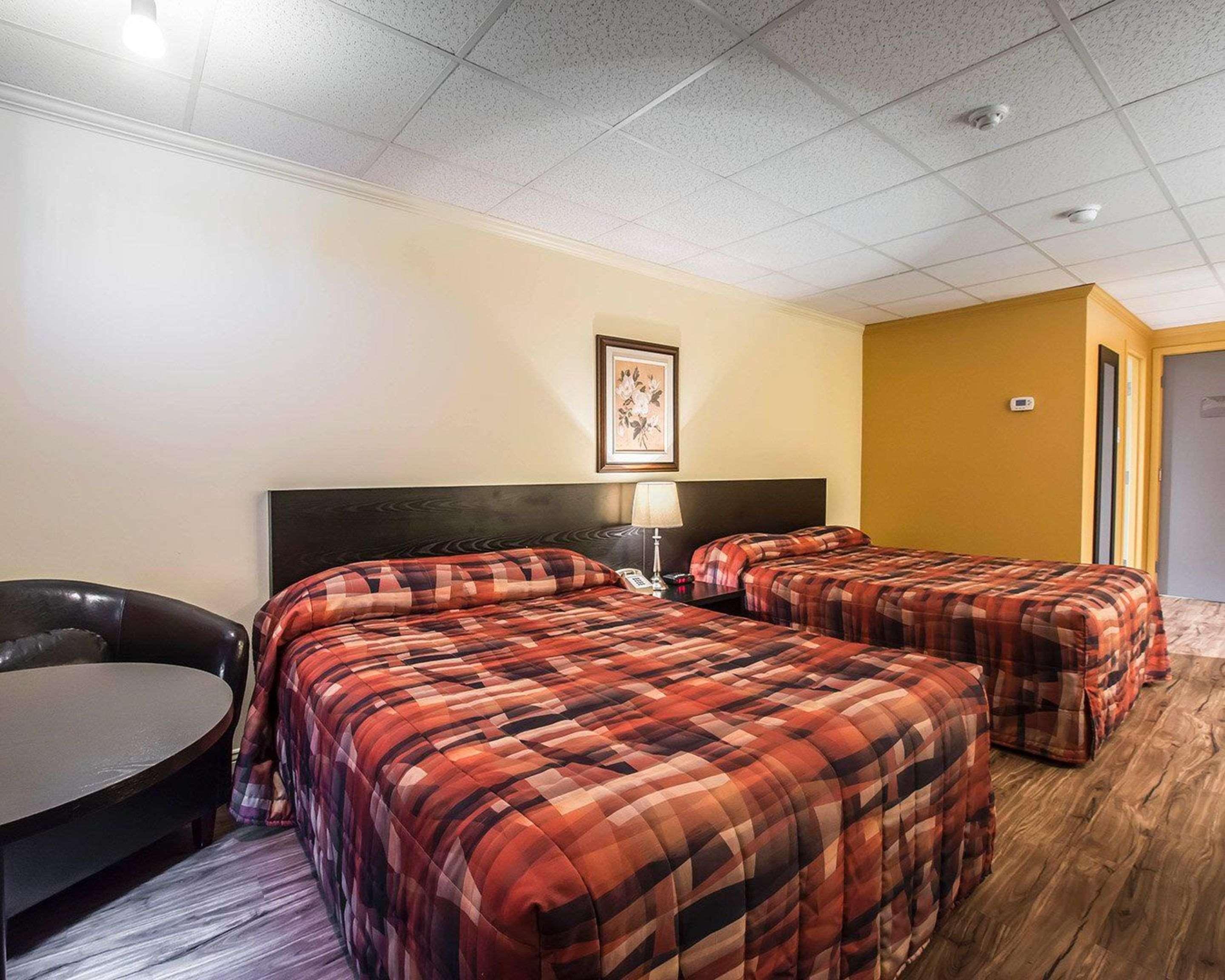 Econo Lodge Inn & Suites Montmagny Exteriör bild