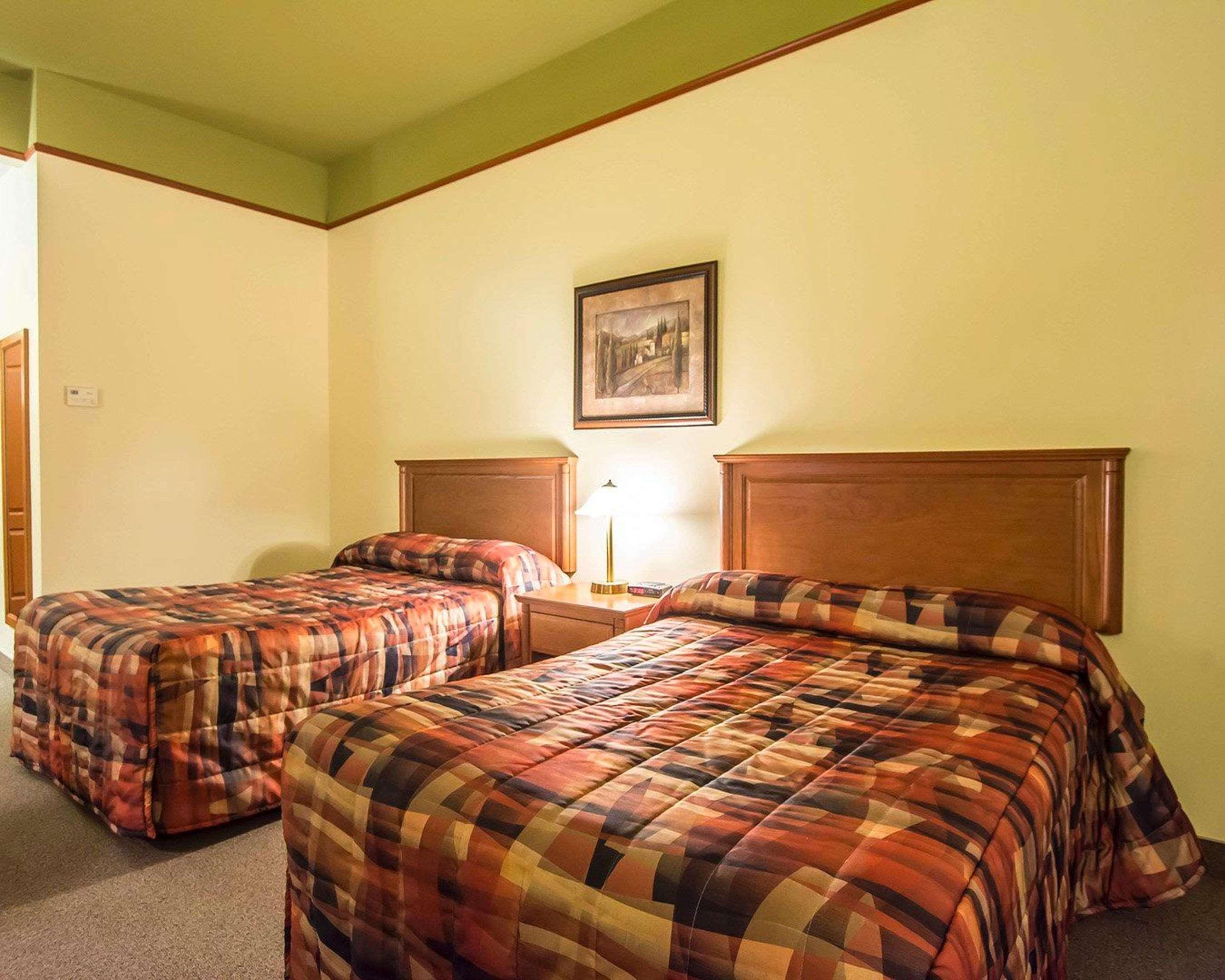 Econo Lodge Inn & Suites Montmagny Exteriör bild