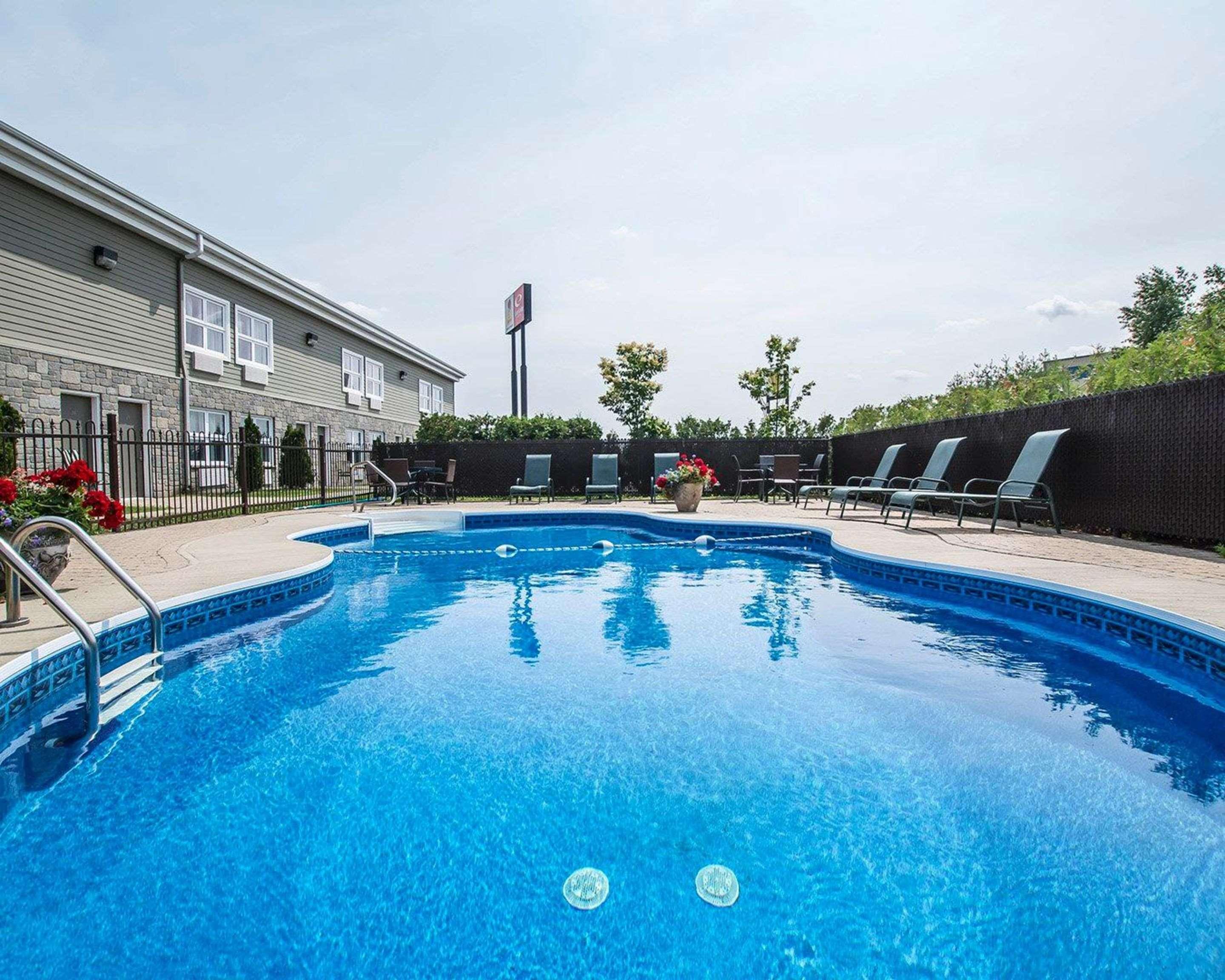 Econo Lodge Inn & Suites Montmagny Exteriör bild