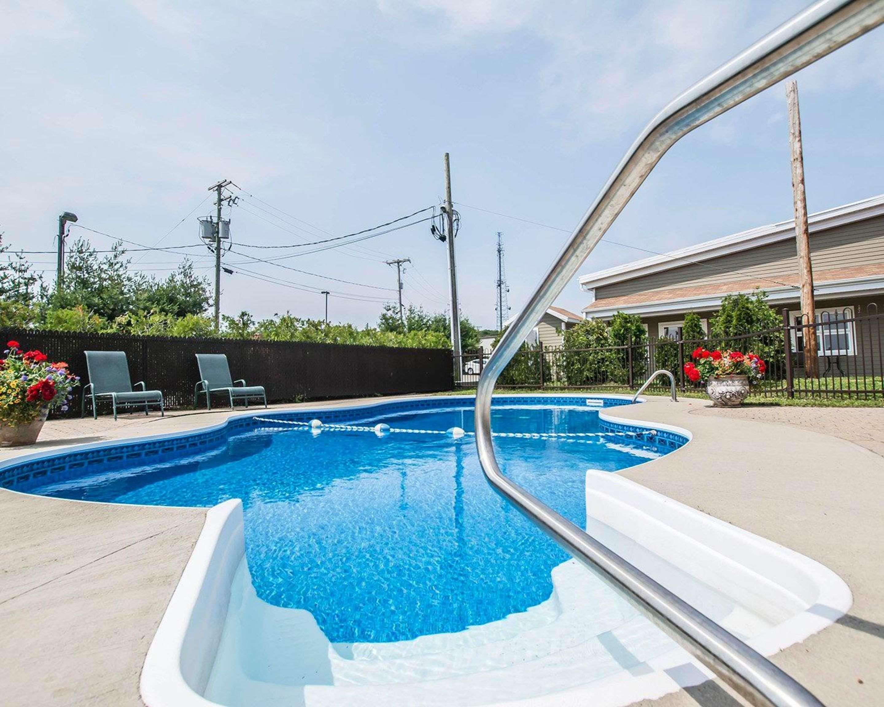 Econo Lodge Inn & Suites Montmagny Exteriör bild