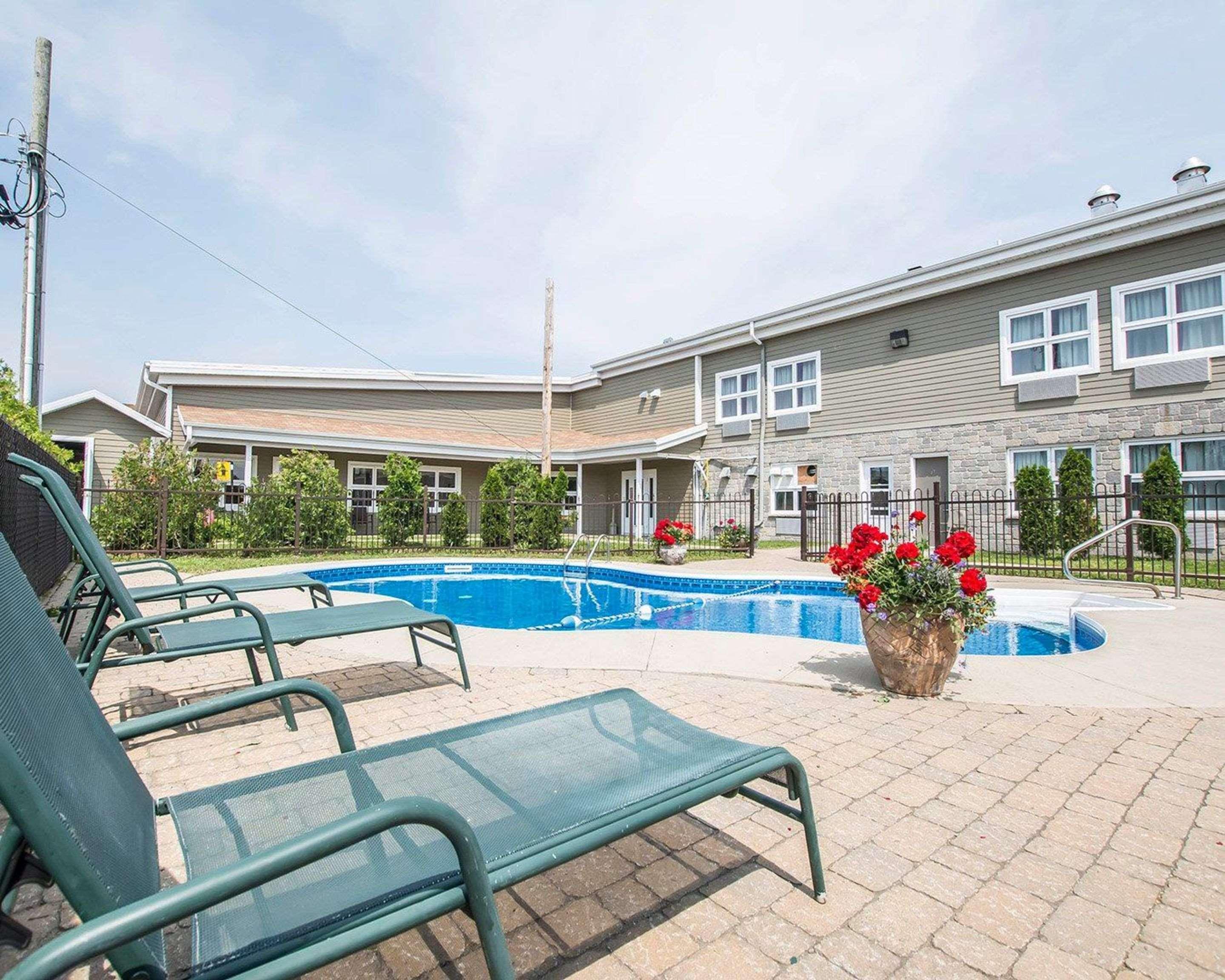Econo Lodge Inn & Suites Montmagny Exteriör bild