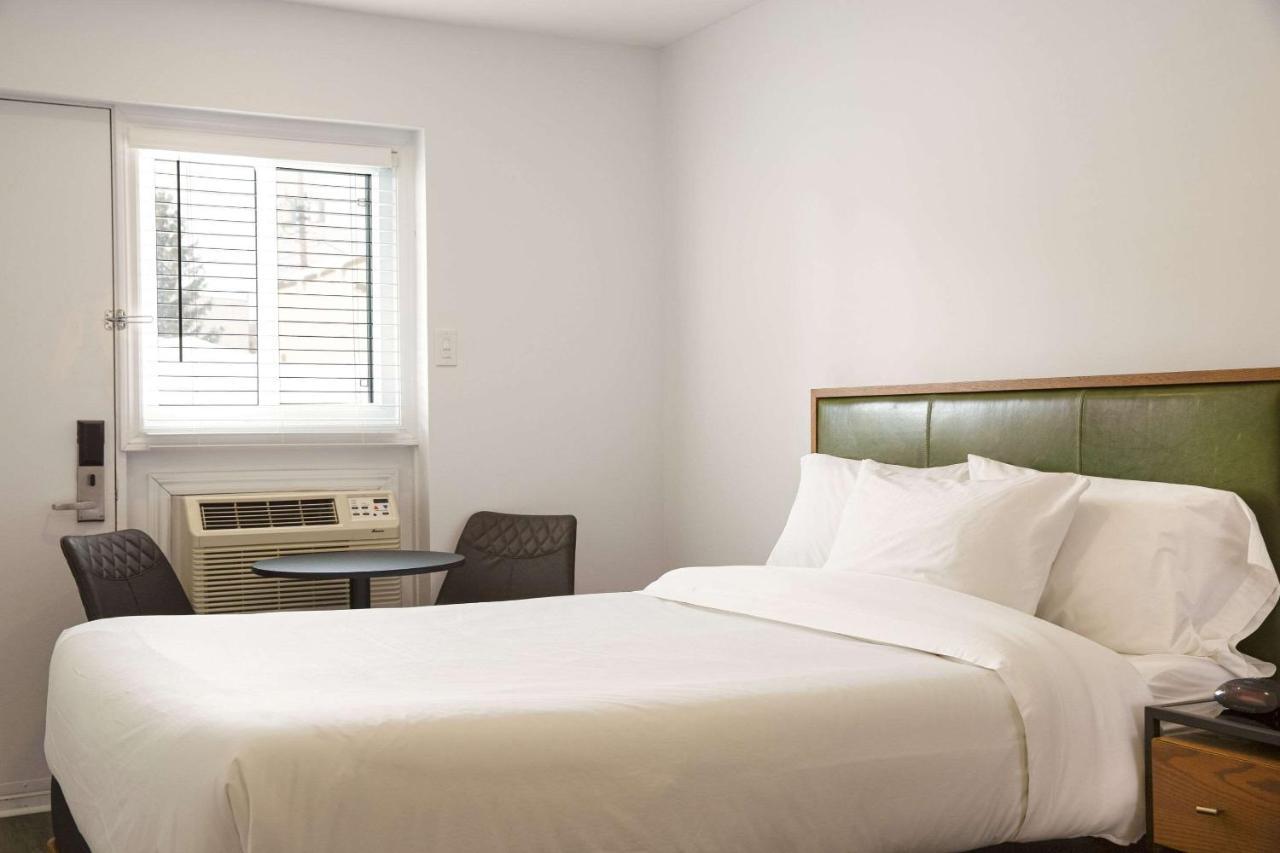 Econo Lodge Inn & Suites Montmagny Exteriör bild