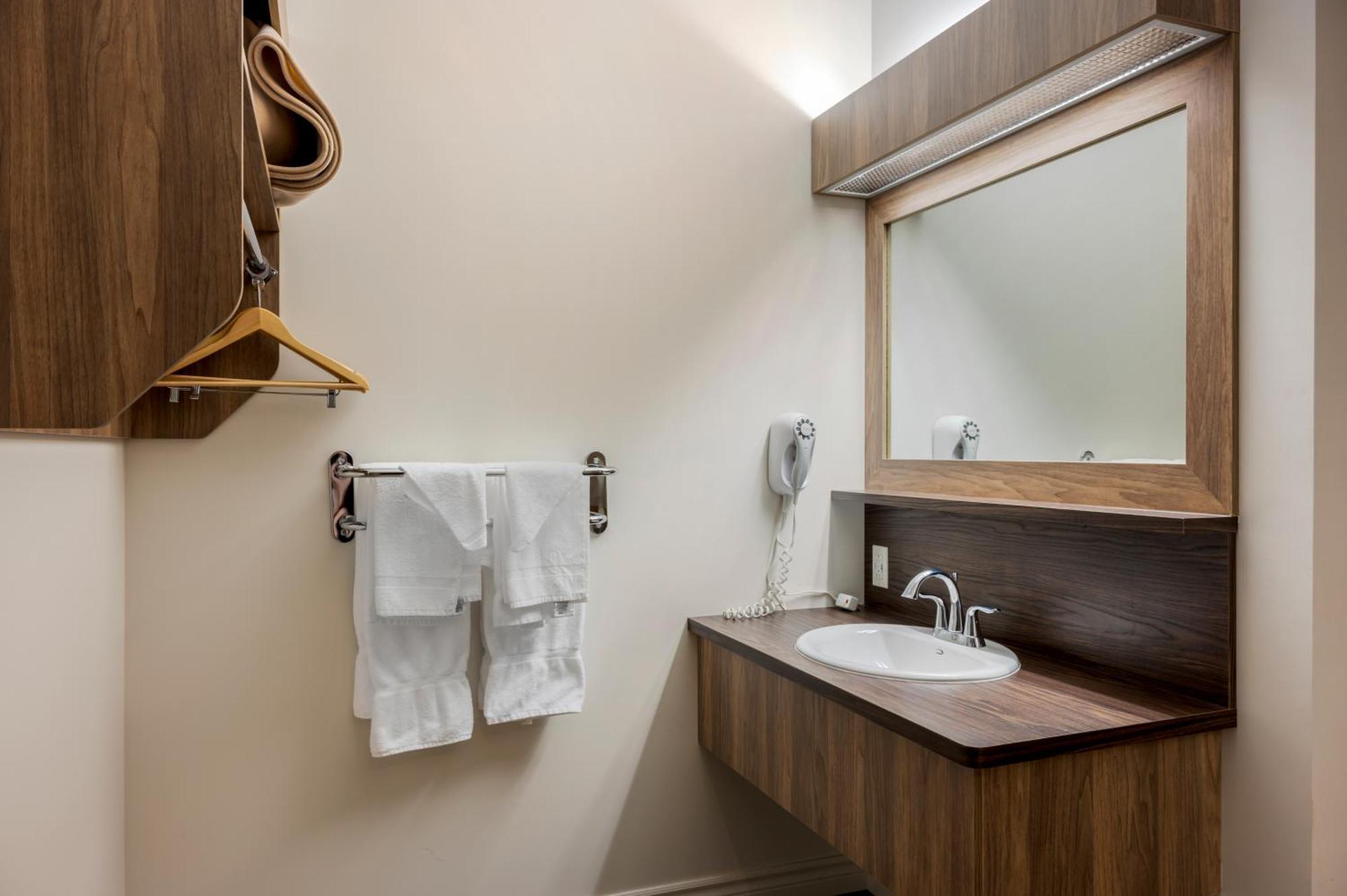 Econo Lodge Inn & Suites Montmagny Exteriör bild