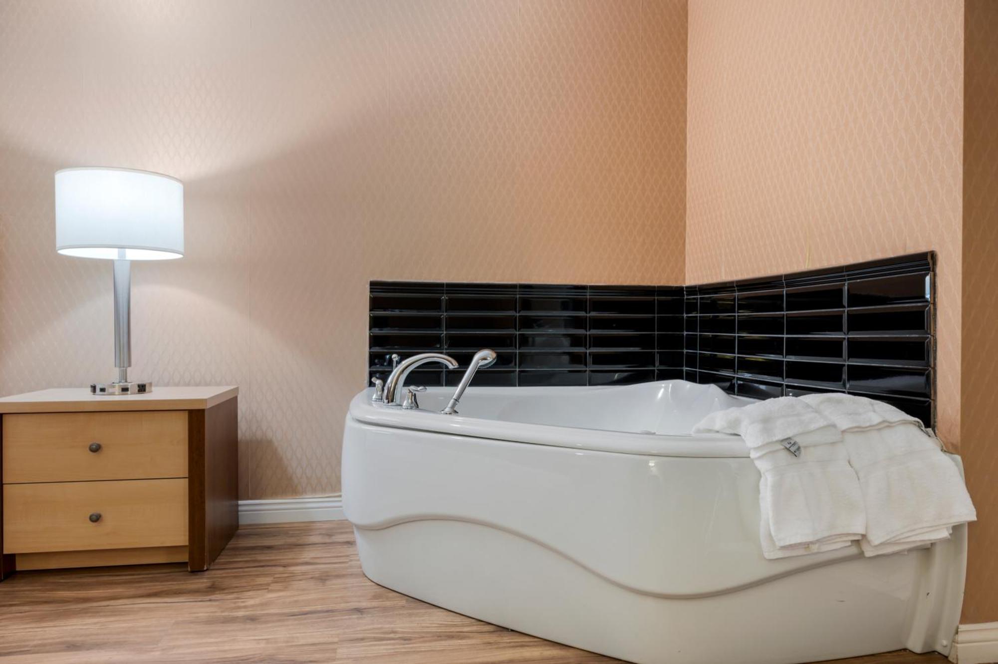 Econo Lodge Inn & Suites Montmagny Exteriör bild